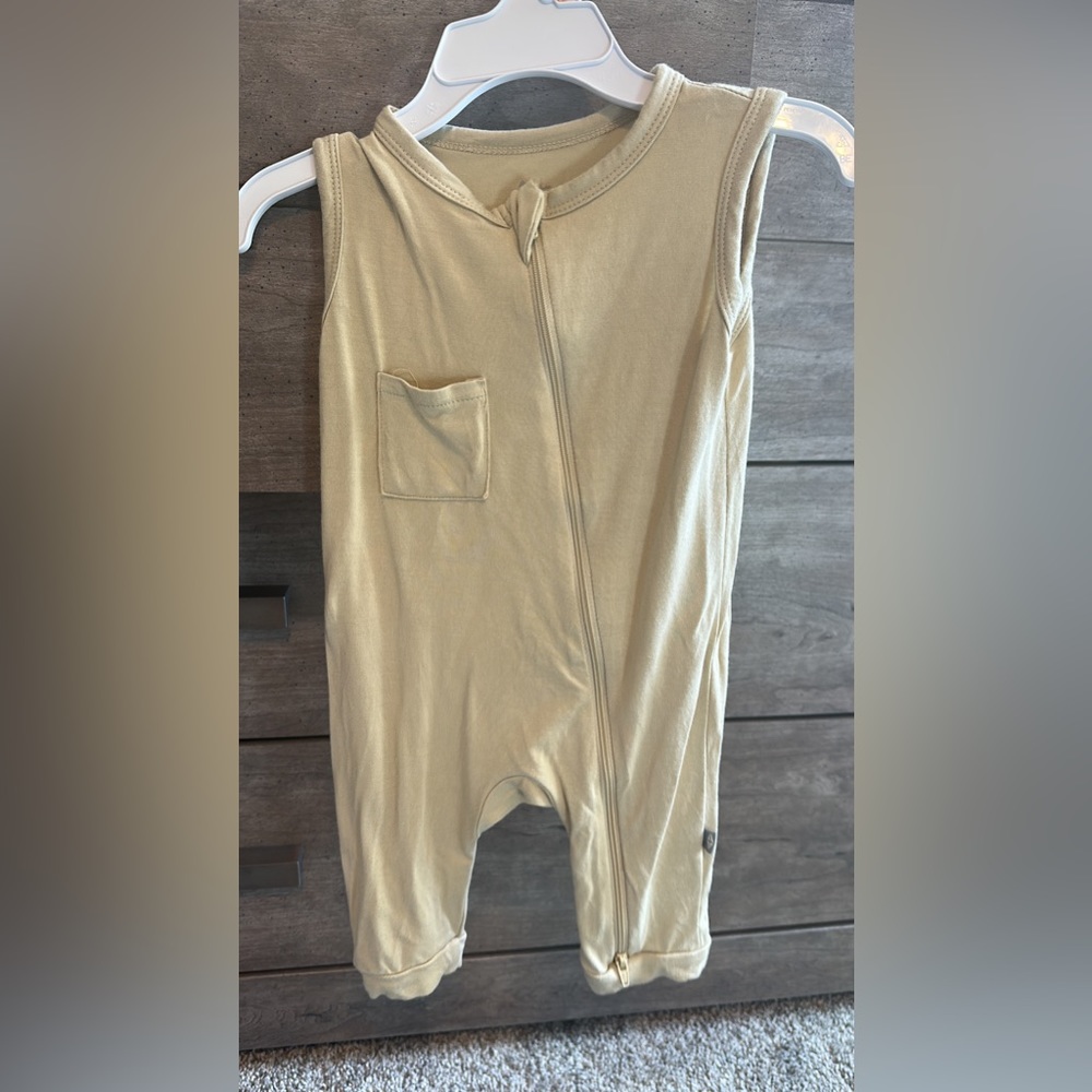 Lou Lou & company - Tan 6-12M longtall
Smoke & dog friendly home